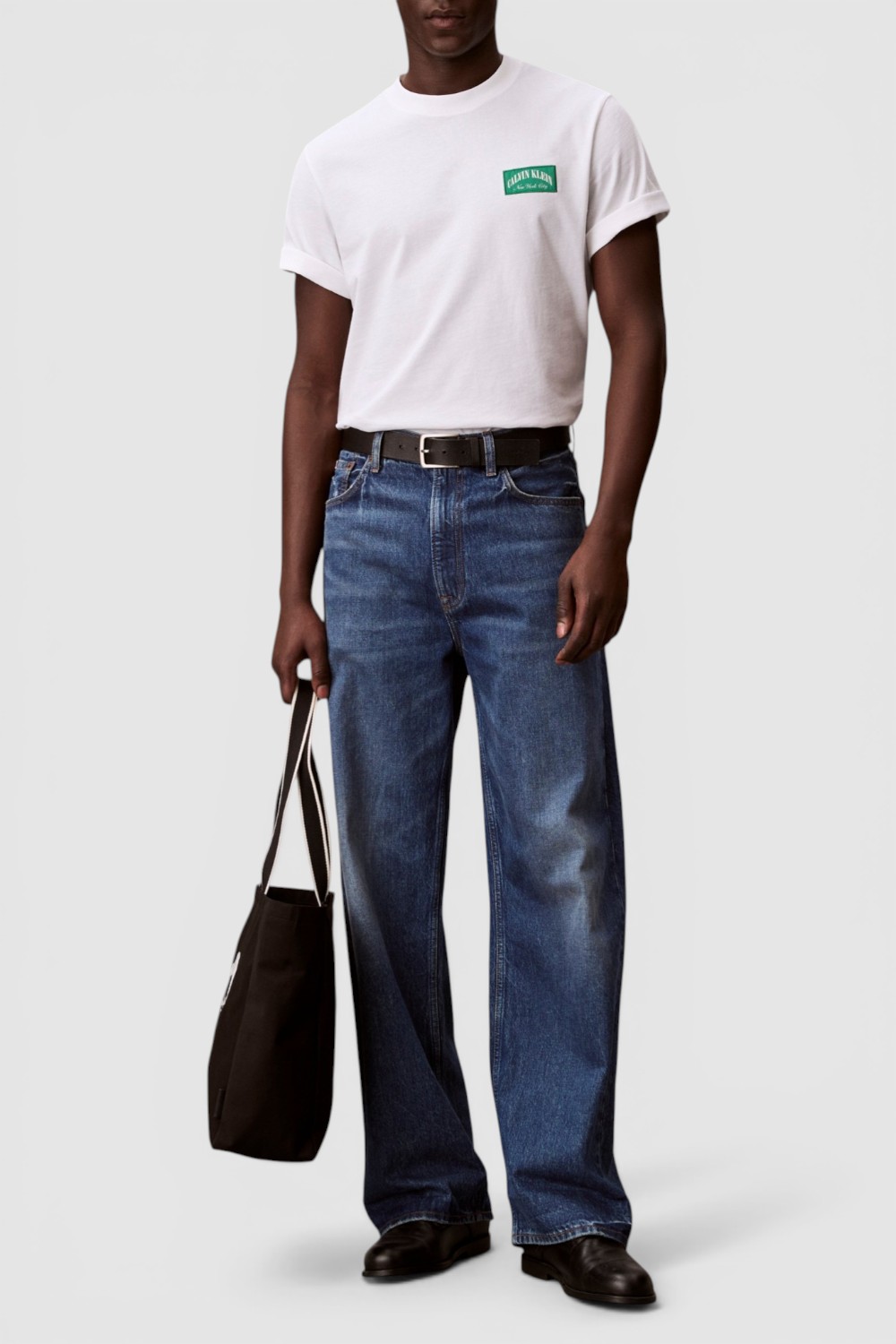 תמונת כל הלוק של חולצת טי